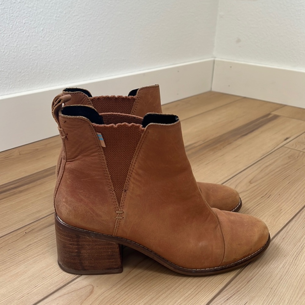 Leather distressed Tom’s heeled boots